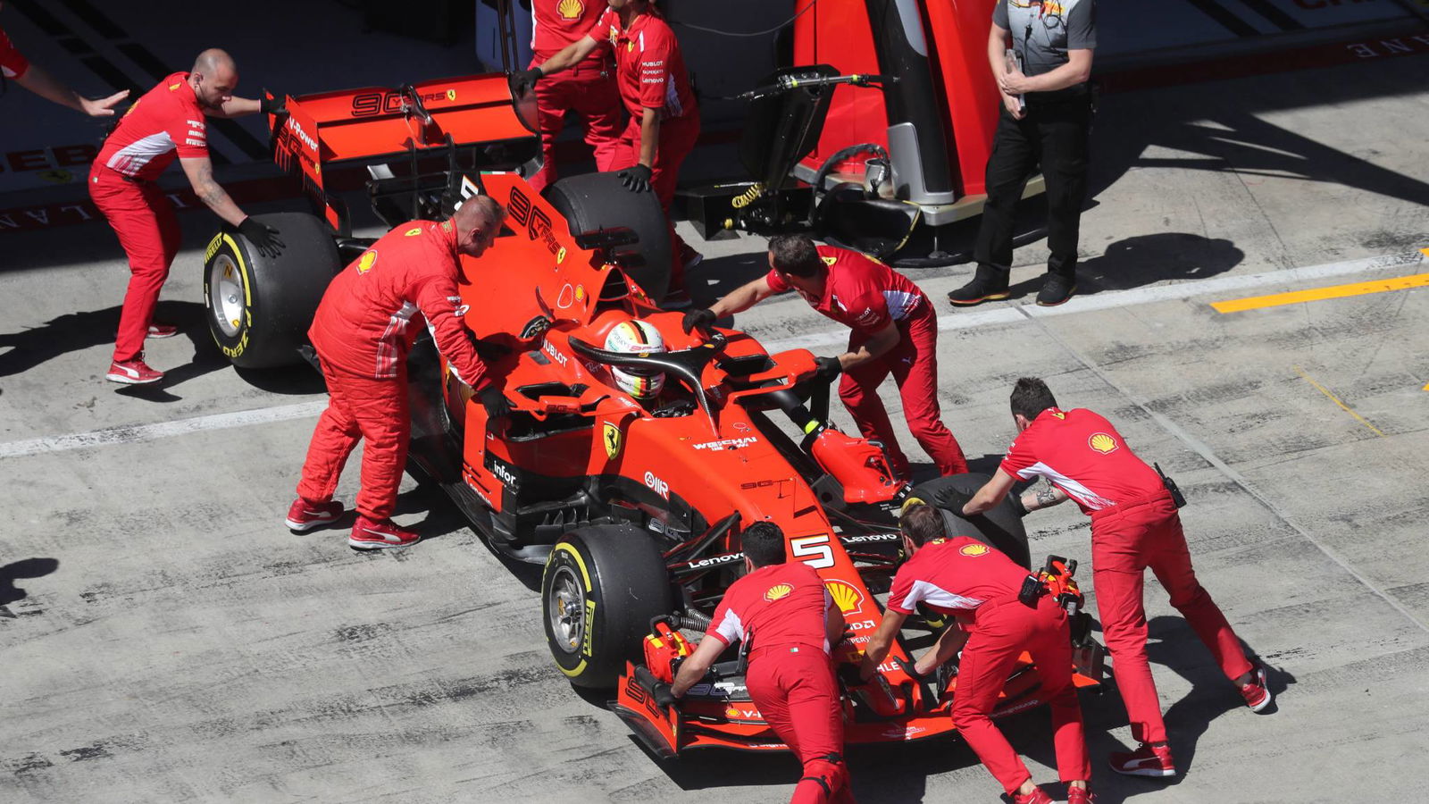Vettel menjelaskan mobil F1 Ferrari yang 