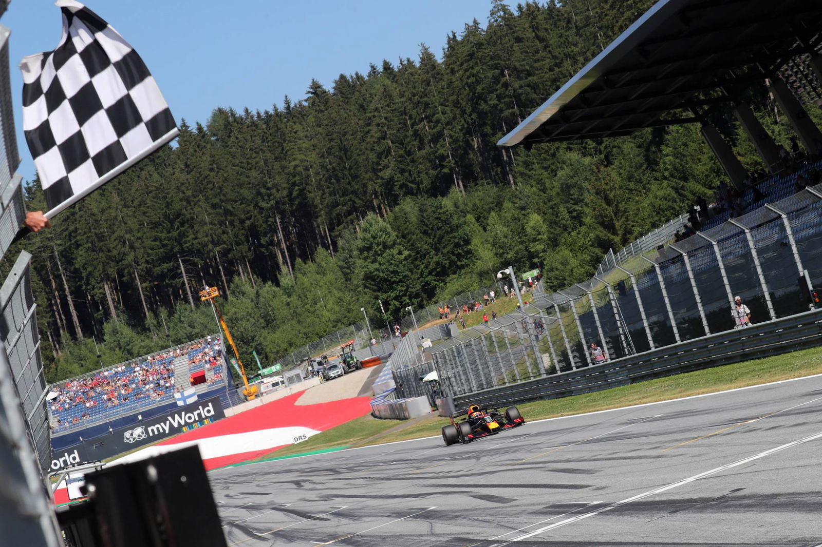 Verstappen mengambil kemenangan Austria yang kontroversial setelah kontak Leclerc terlambat
