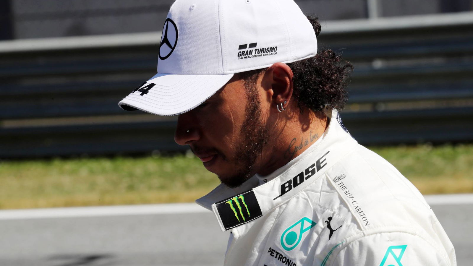 Hamilton menerima 