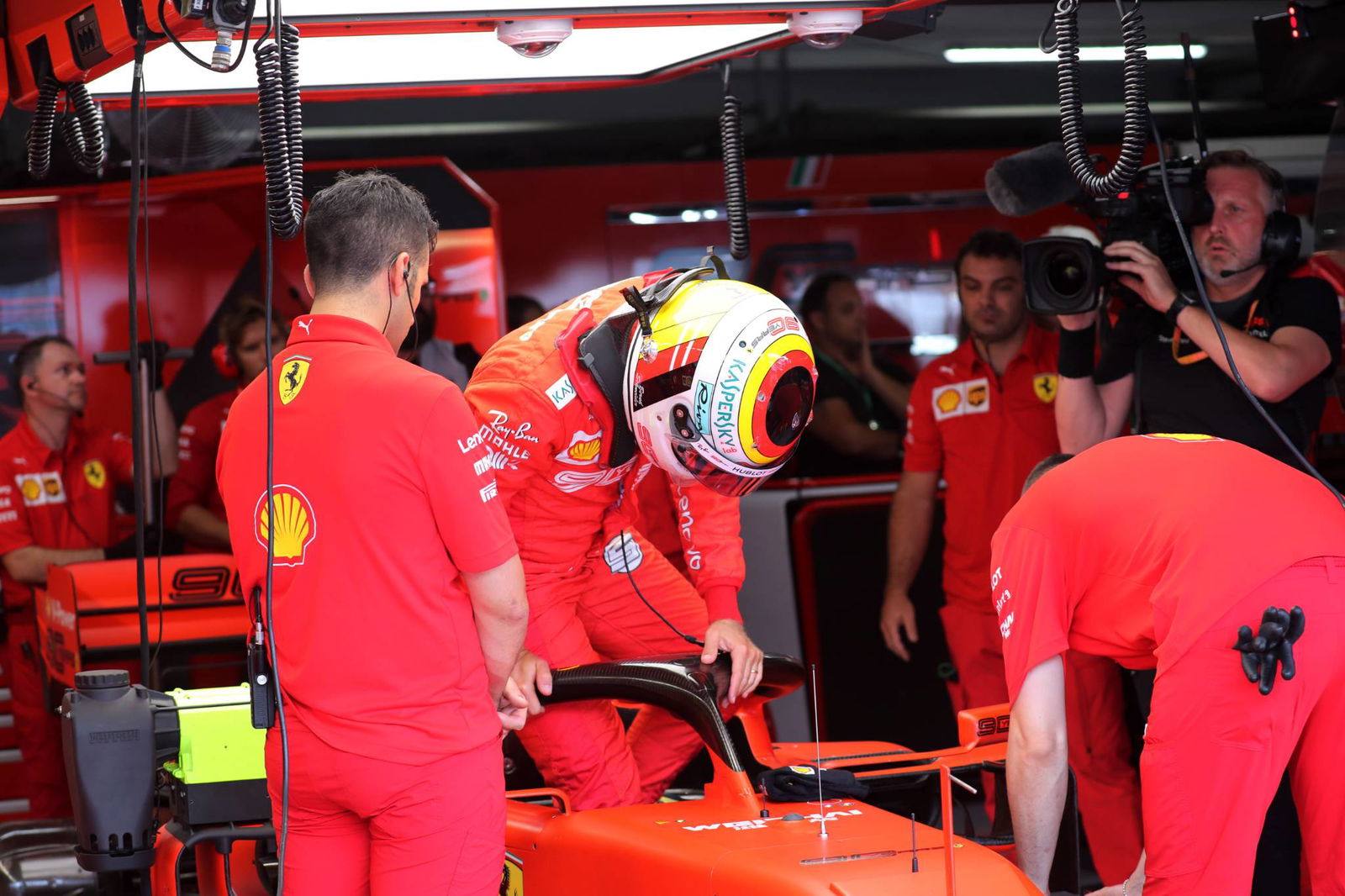 Hamilton mencetak pole GP Jerman setelah kehancuran Ferrari