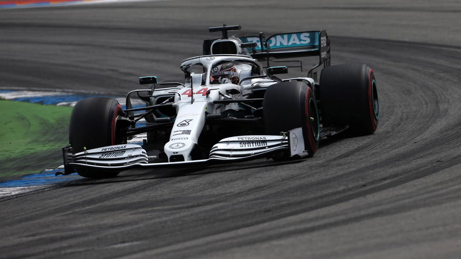 Hamilton mencetak pole GP Jerman setelah kehancuran Ferrari