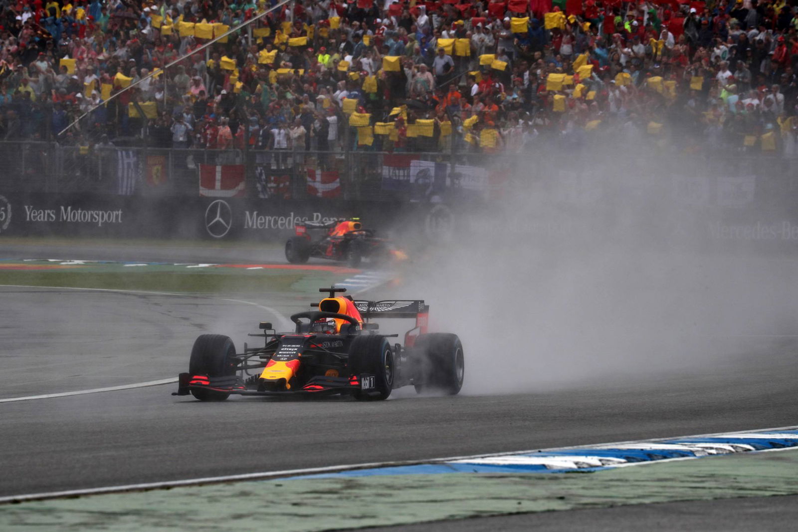 Verstappen memenangkan thriller basah GP Jerman saat rivalnya goyah