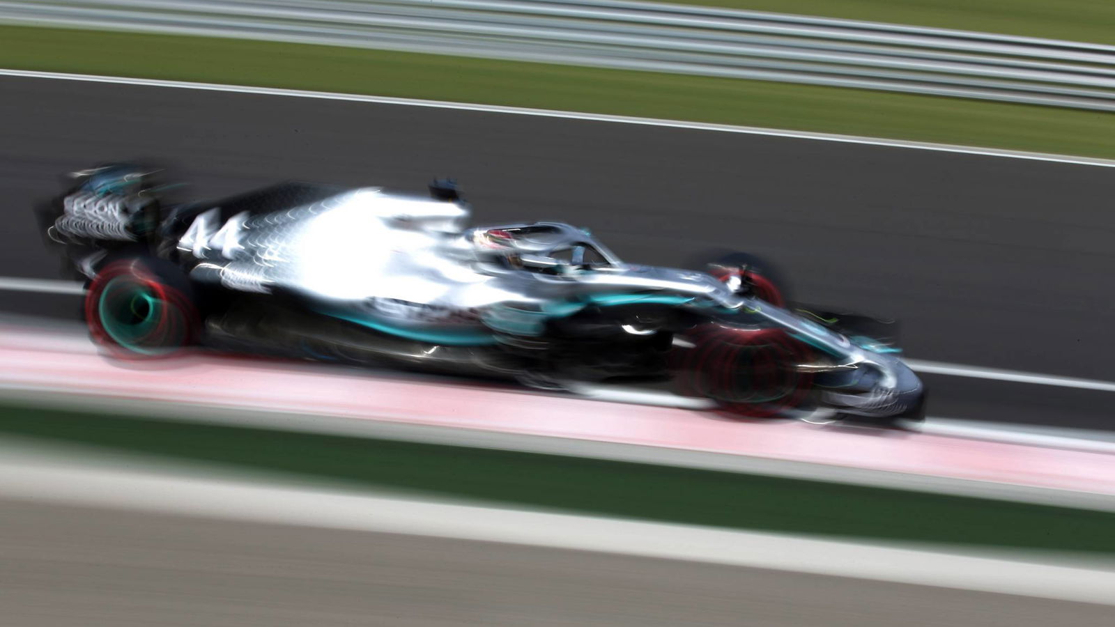 Hamilton says Mercedes F1 car “plateaued” in qualifying