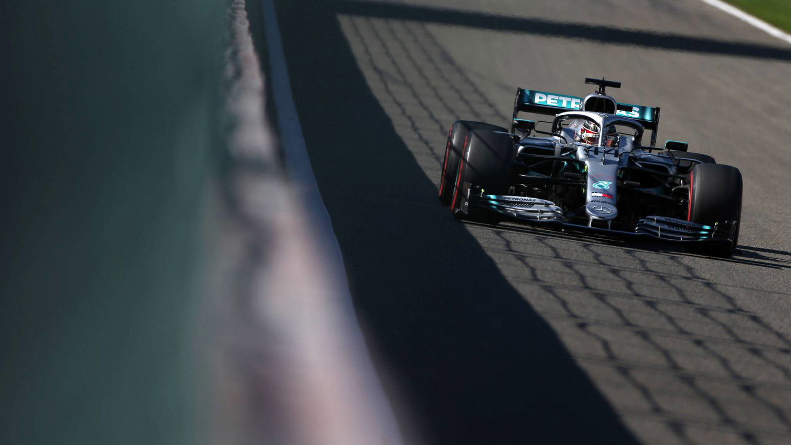 Hamilton: Mercedes kalah 'hampir satu detik' dari Ferrari di jalan lurus