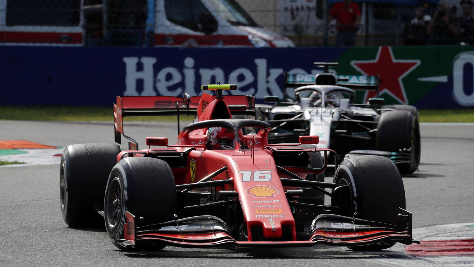 Hamilton mempertanyakan keputusan pengurus setelah pertarungan Leclerc