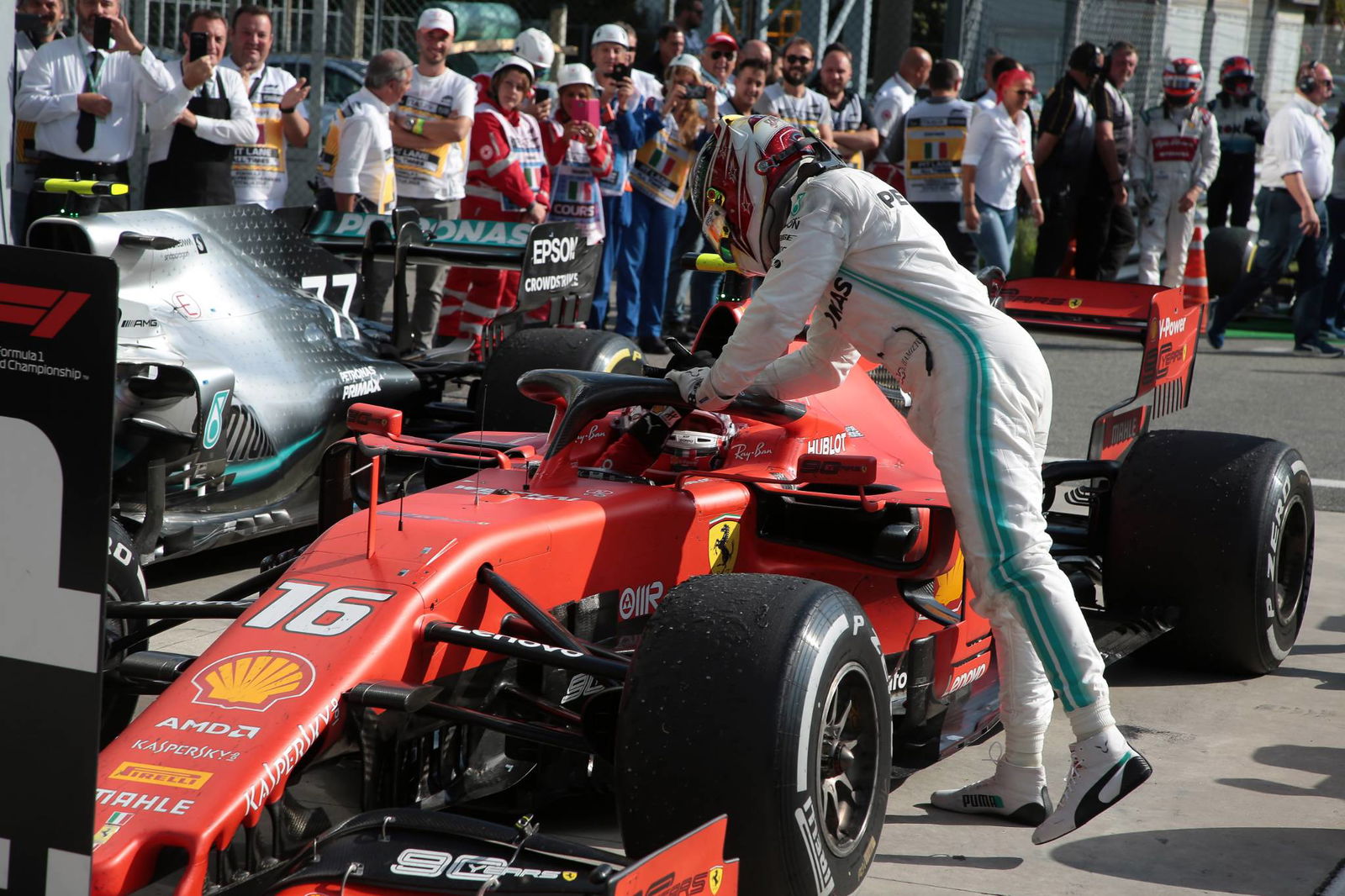 Hamilton mempertanyakan keputusan pengurus setelah pertarungan Leclerc