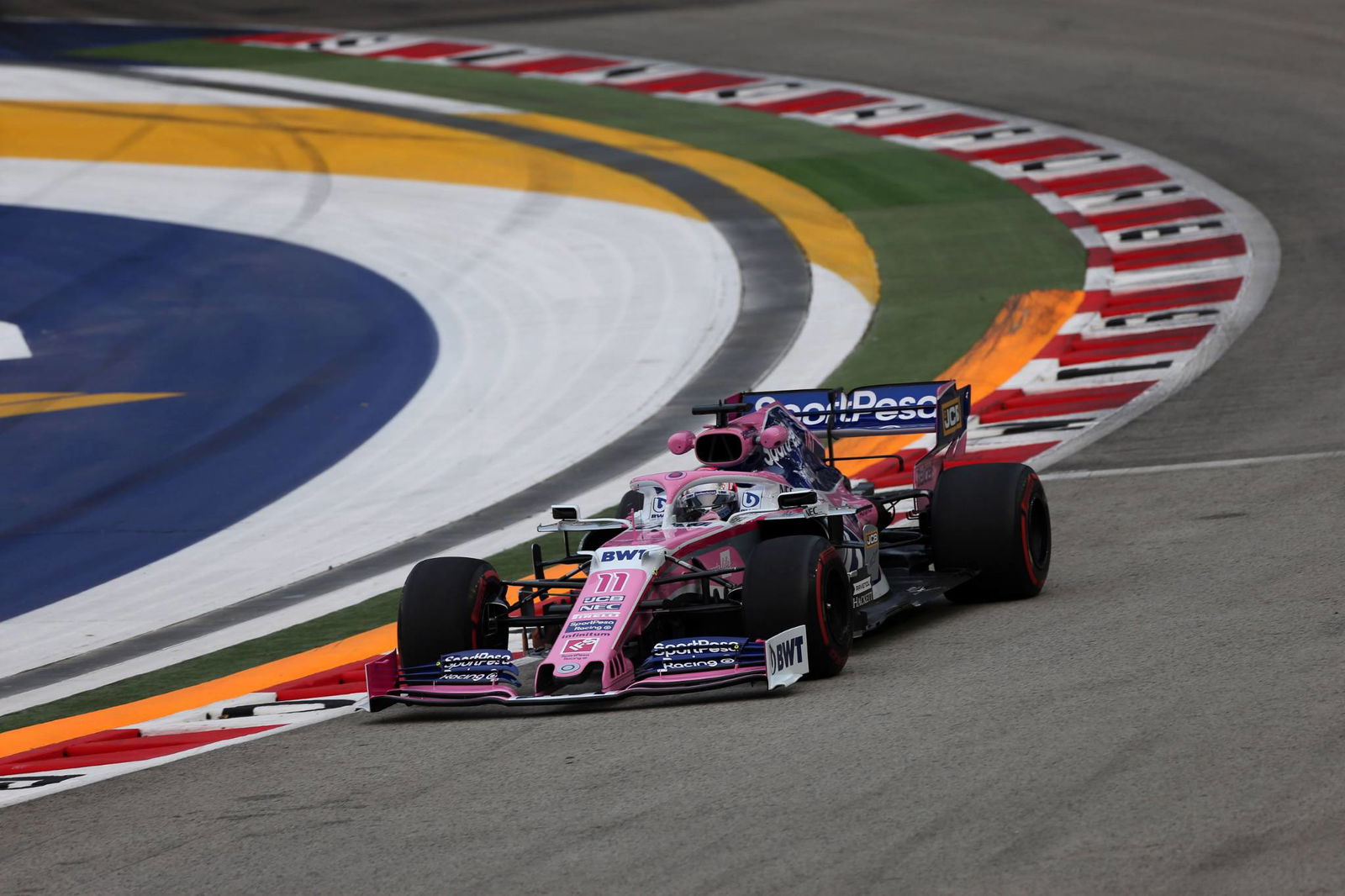 Hamilton edges Verstappen in Singapore FP2, traffic hinders Ferrari
