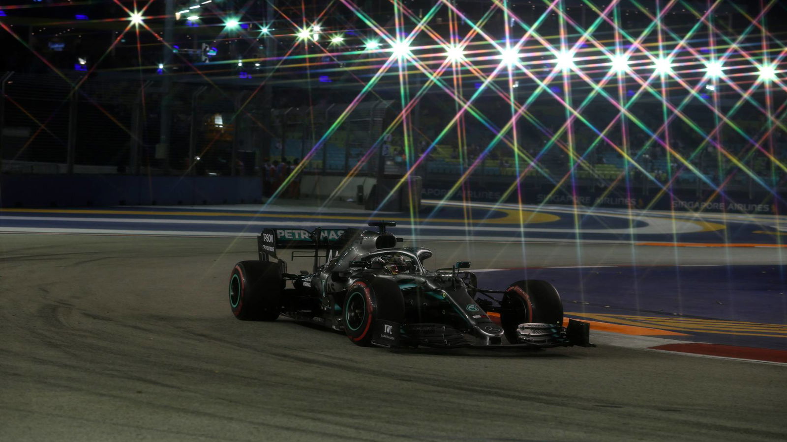 Hamilton mencari pengulangan lap Singapura yang “spesial”