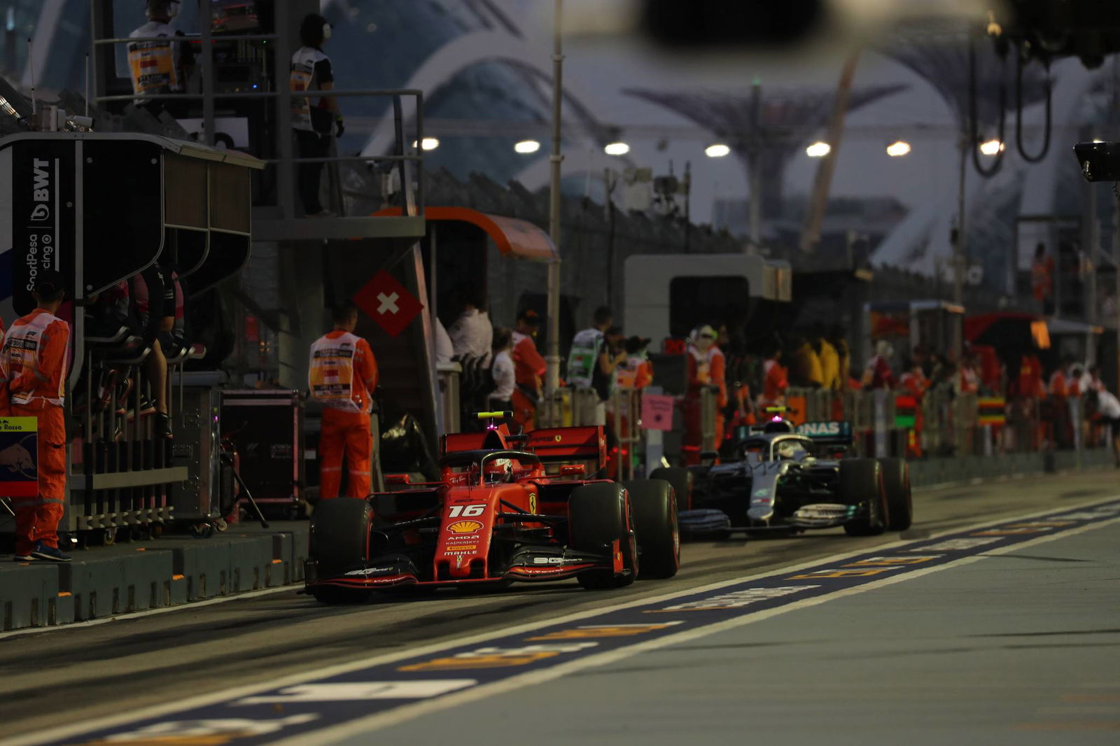 Hamilton plans to be “aggressive” in battle against Ferrari