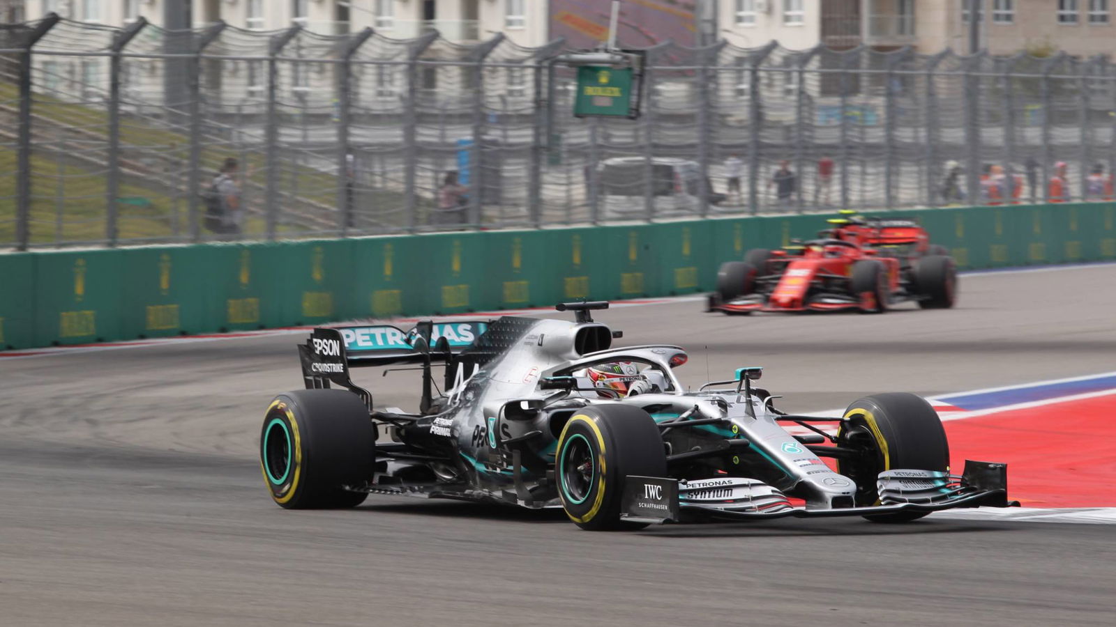 Hamilton: Mercedes kalah 0,8 detik dari Ferrari di lintasan lurus Sochi