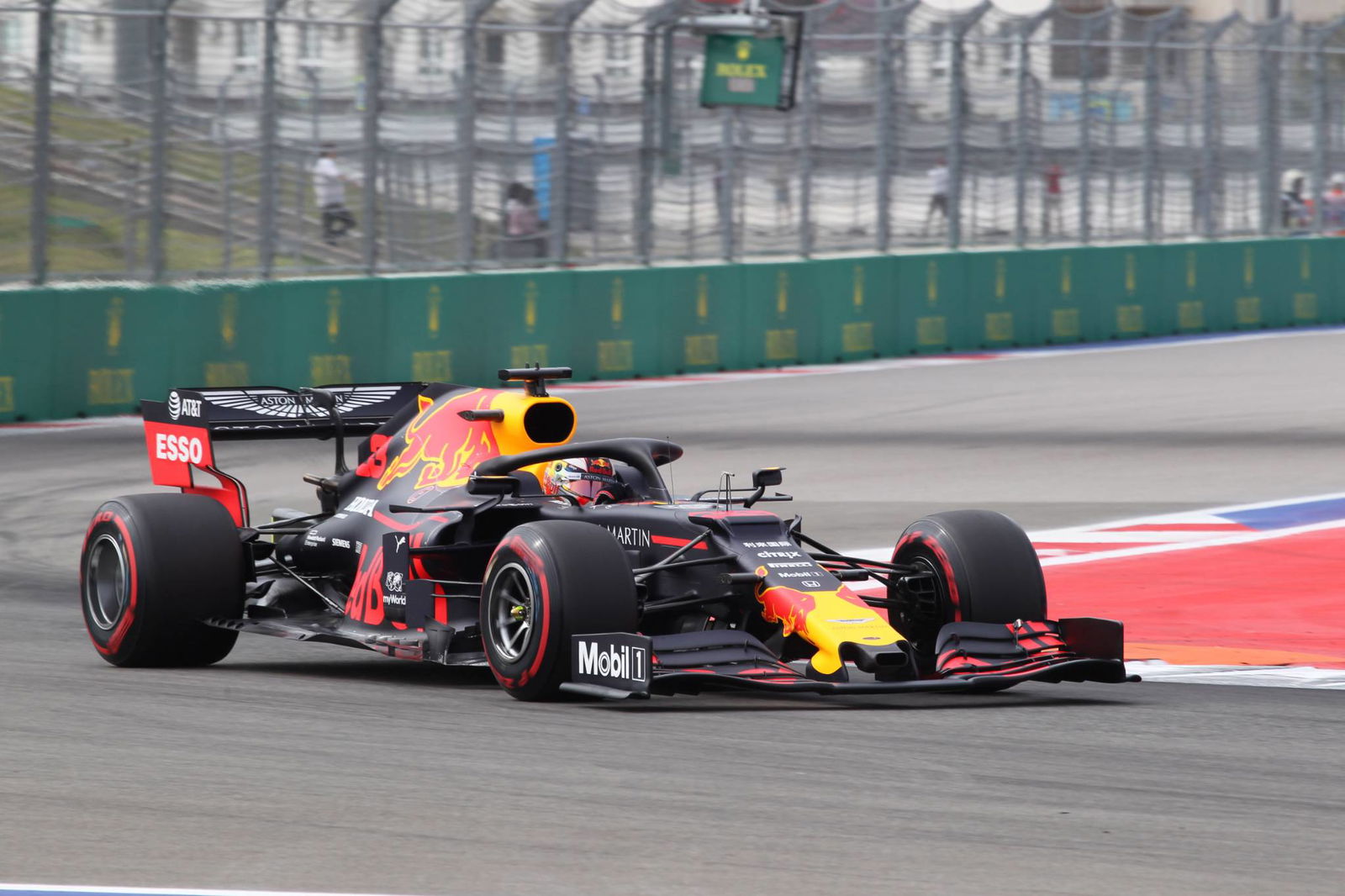 Hamilton: Mercedes kalah 0,8 detik dari Ferrari di lintasan lurus Sochi