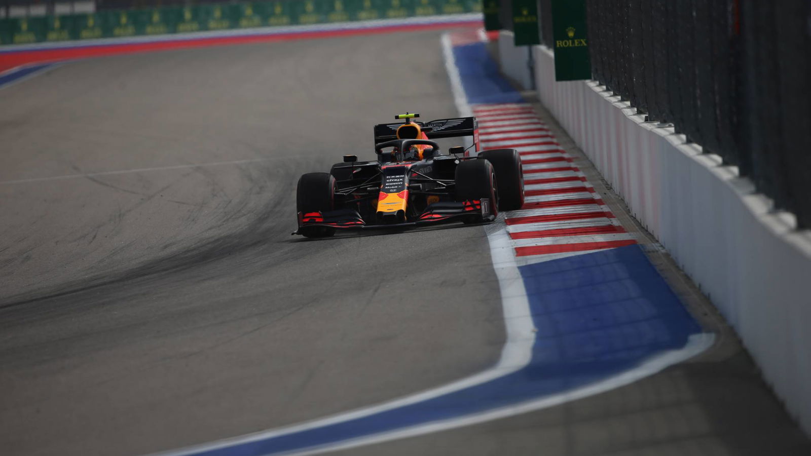 Albon menyalahkan kesalahan Hamilton di Sochi FP2
