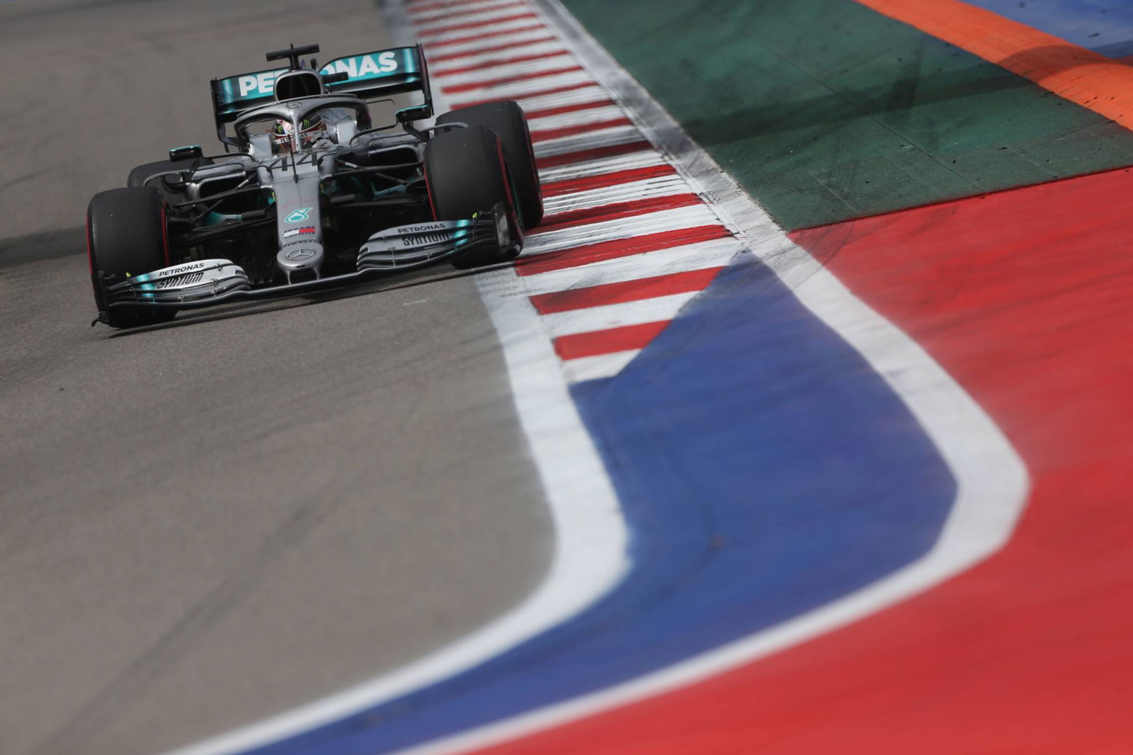 Hamilton meraup kemenangan Rusia sebagai team order, VSC melukai Ferrari