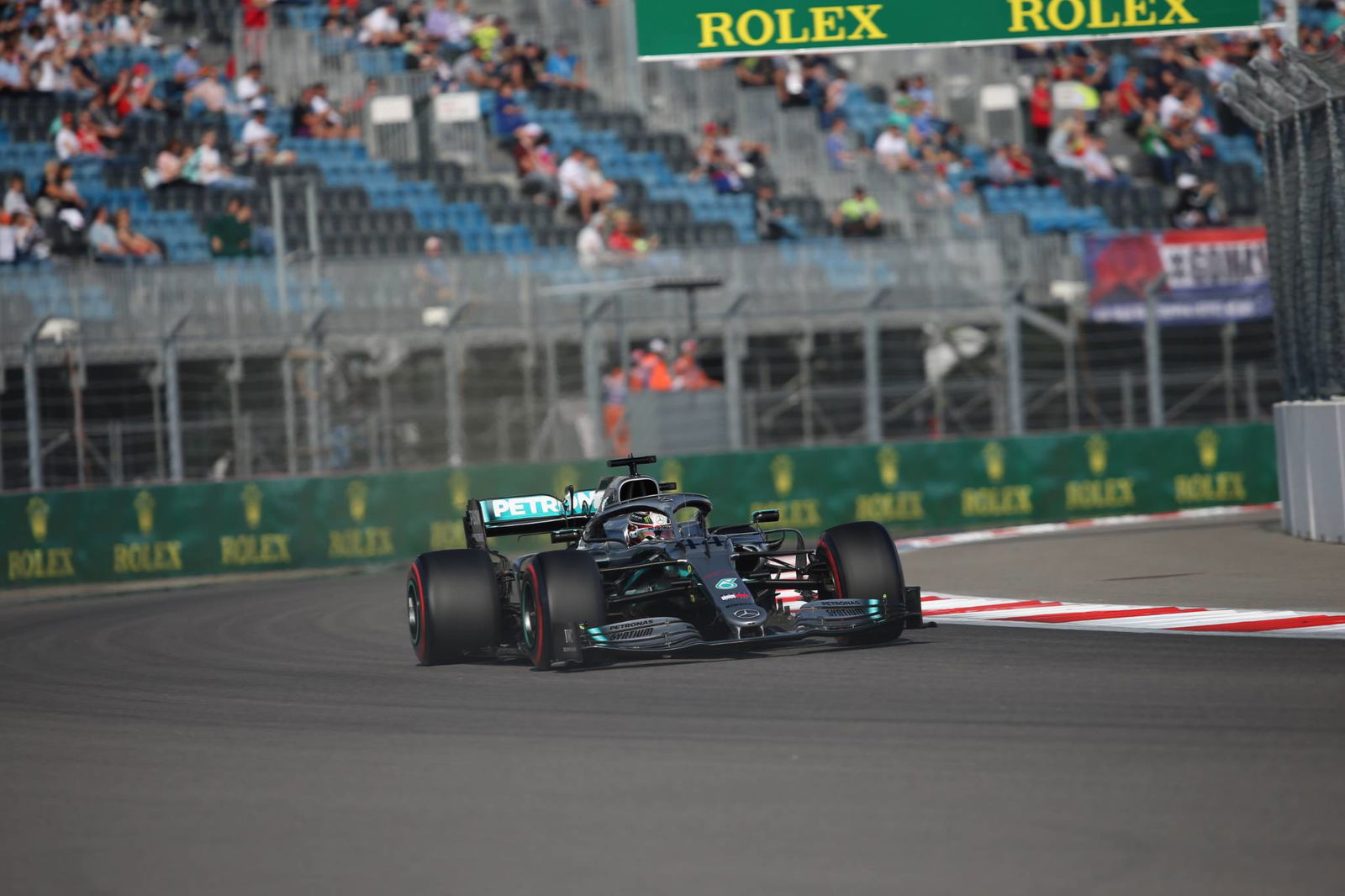 Hamilton meraup kemenangan Rusia sebagai team order, VSC melukai Ferrari