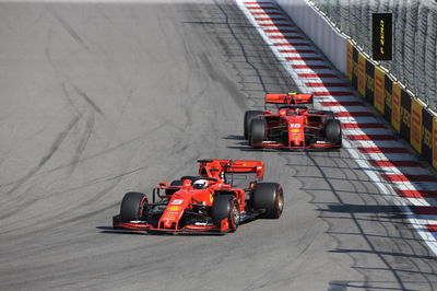 Mercedes membuat keberuntungannya sendiri saat Ferrari meledak di Sochi