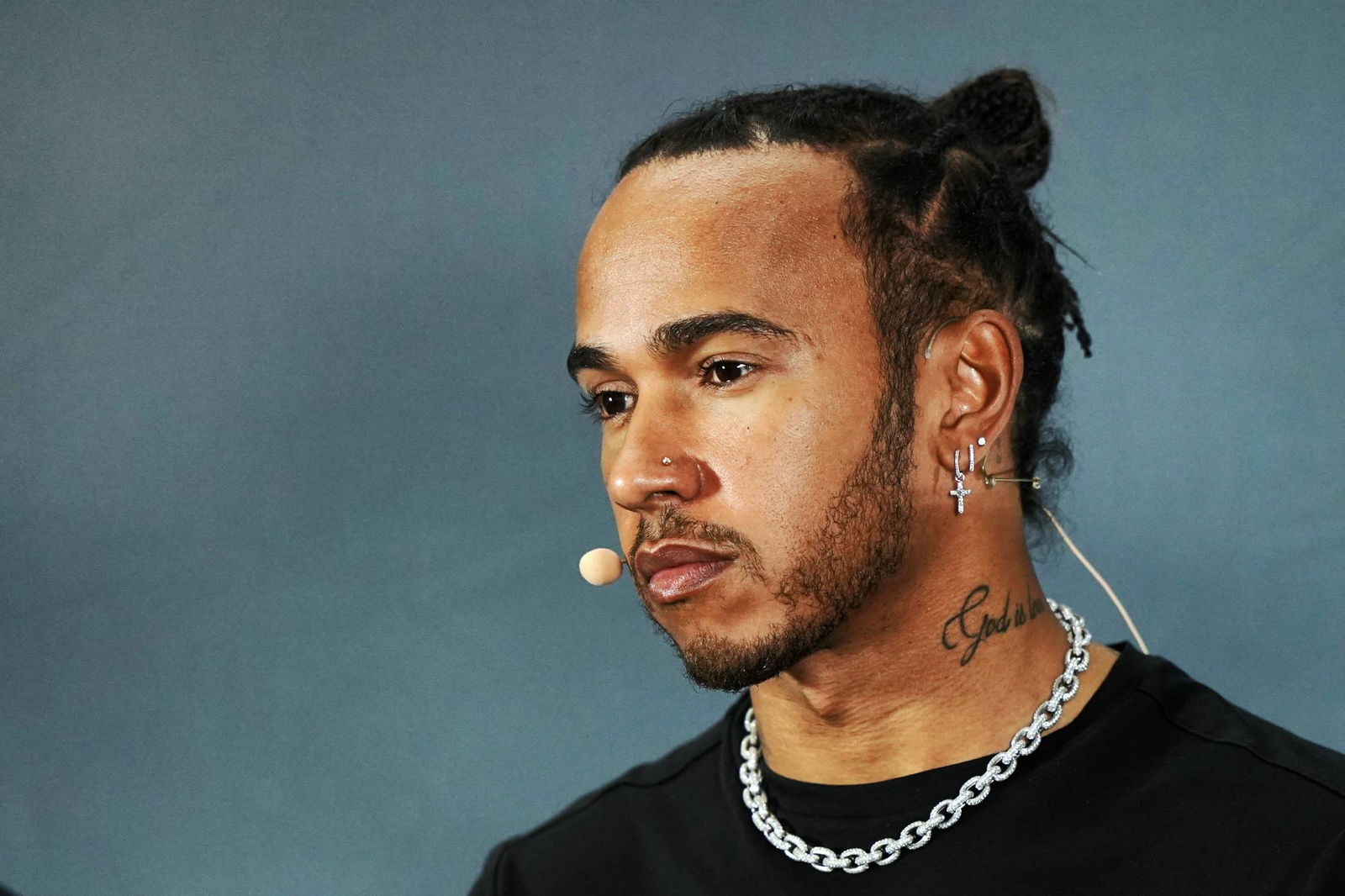 Lewis Hamilton mencoba menyelamatkan planet ini. Mengapa meruntuhkannya?