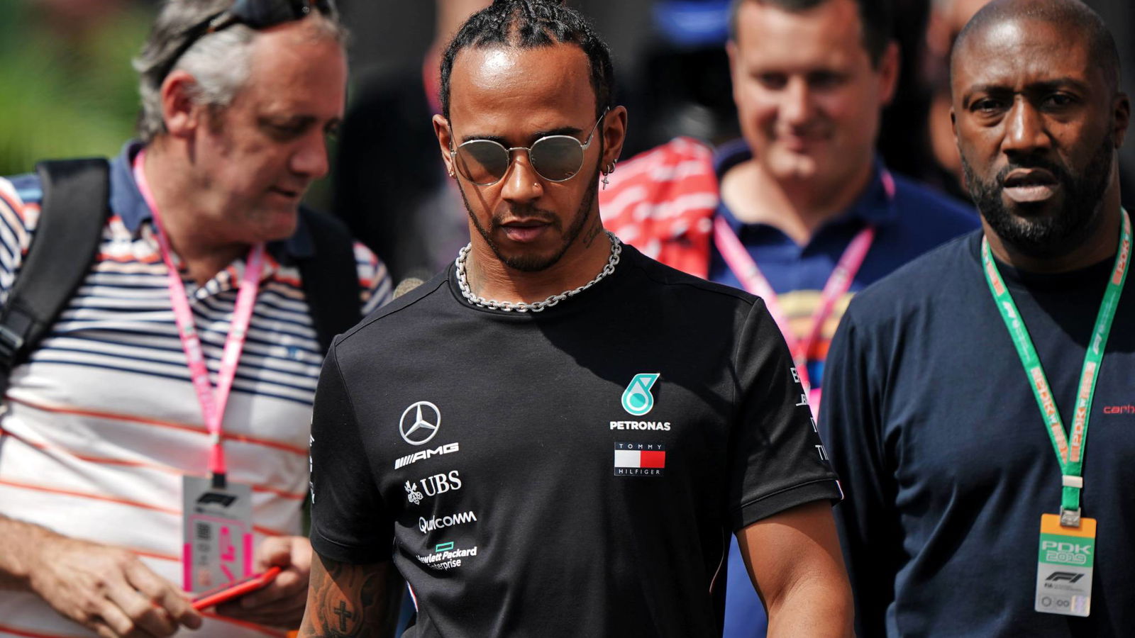 Lewis Hamilton mencoba menyelamatkan planet ini. Mengapa meruntuhkannya?