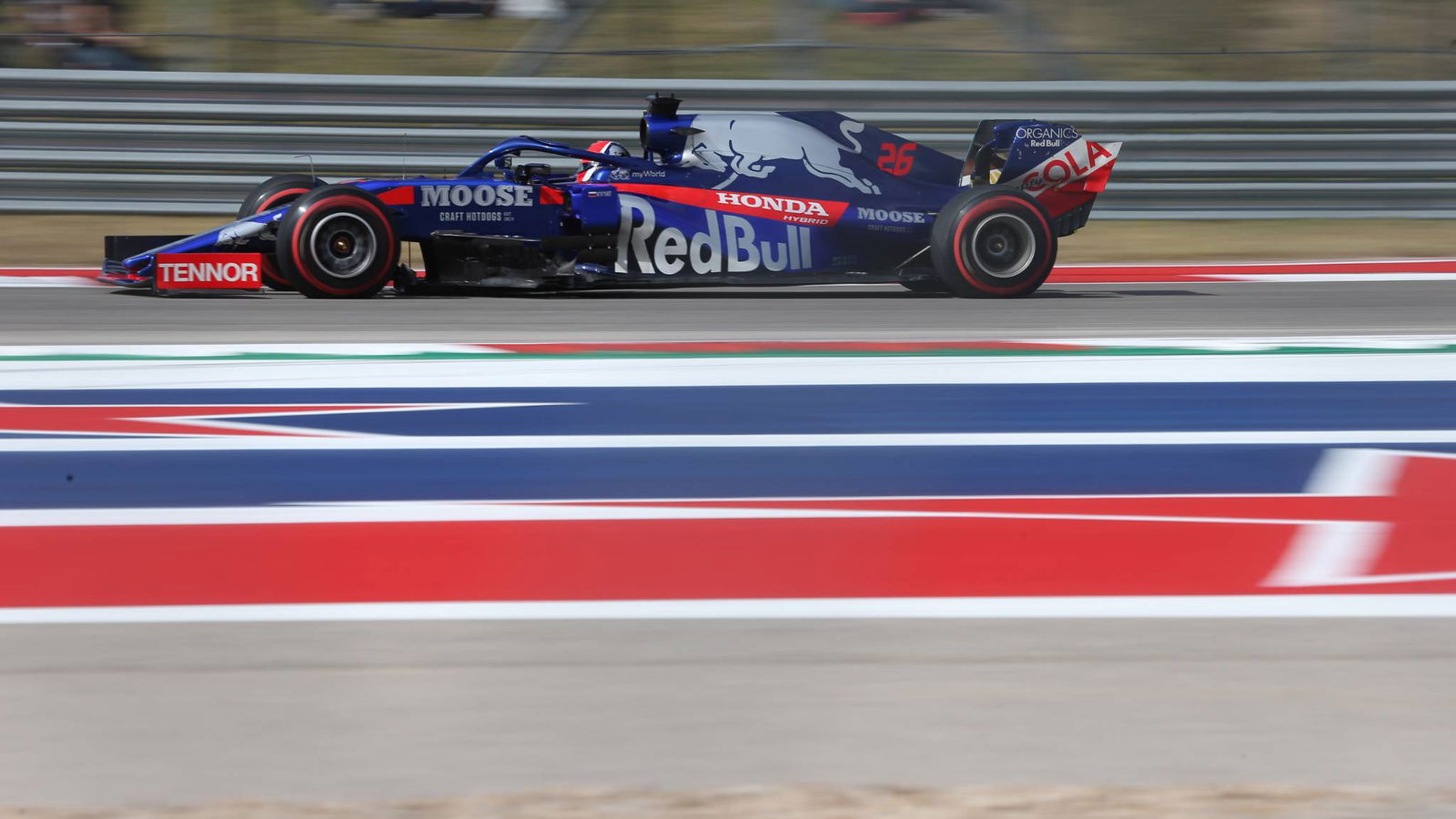 Kvyat dihukum karena tabrakan Perez, kehilangan poin finis