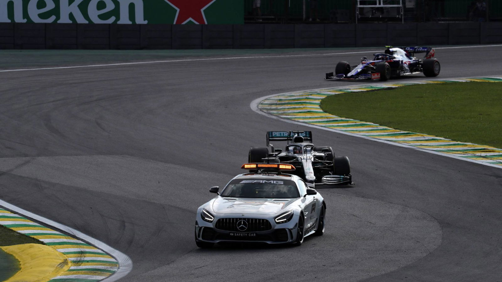 Penggunaan derek mendorong Mobil Keamanan penuh untuk menghentikan Bottas