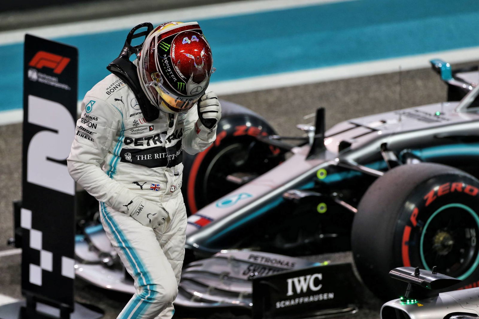 Hamilton cruises to lights-to-flag victory in Abu Dhabi
