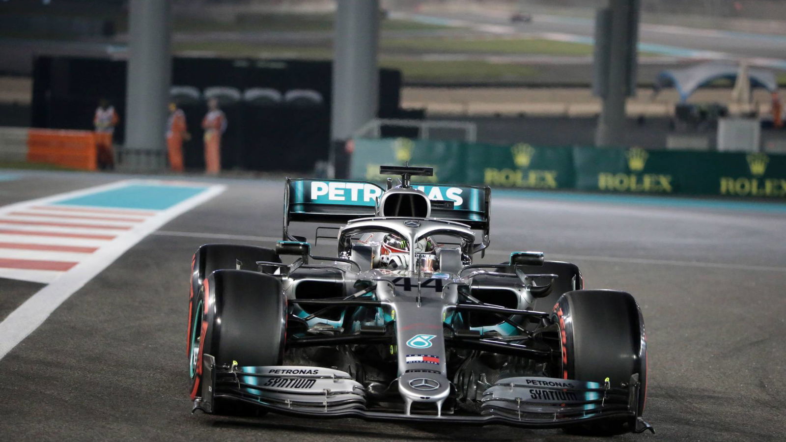 Hamilton cruises to lights-to-flag victory in Abu Dhabi