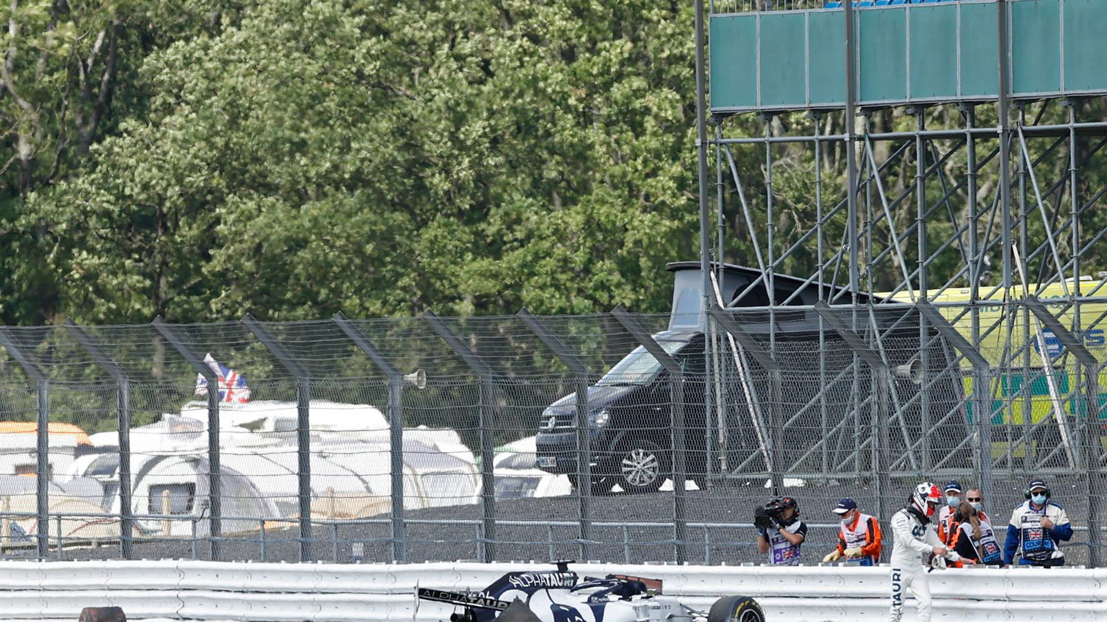 Silverstone membuat perubahan penghalang F1 setelah Kvyat jatuh