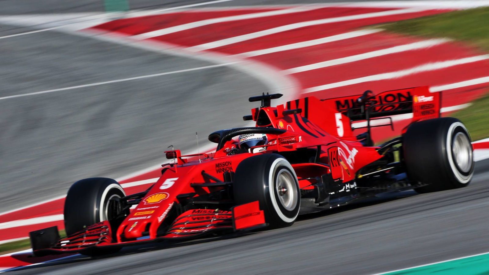 Masalah mesin Ferrari membatasi jalannya pengujian F1 Vettel