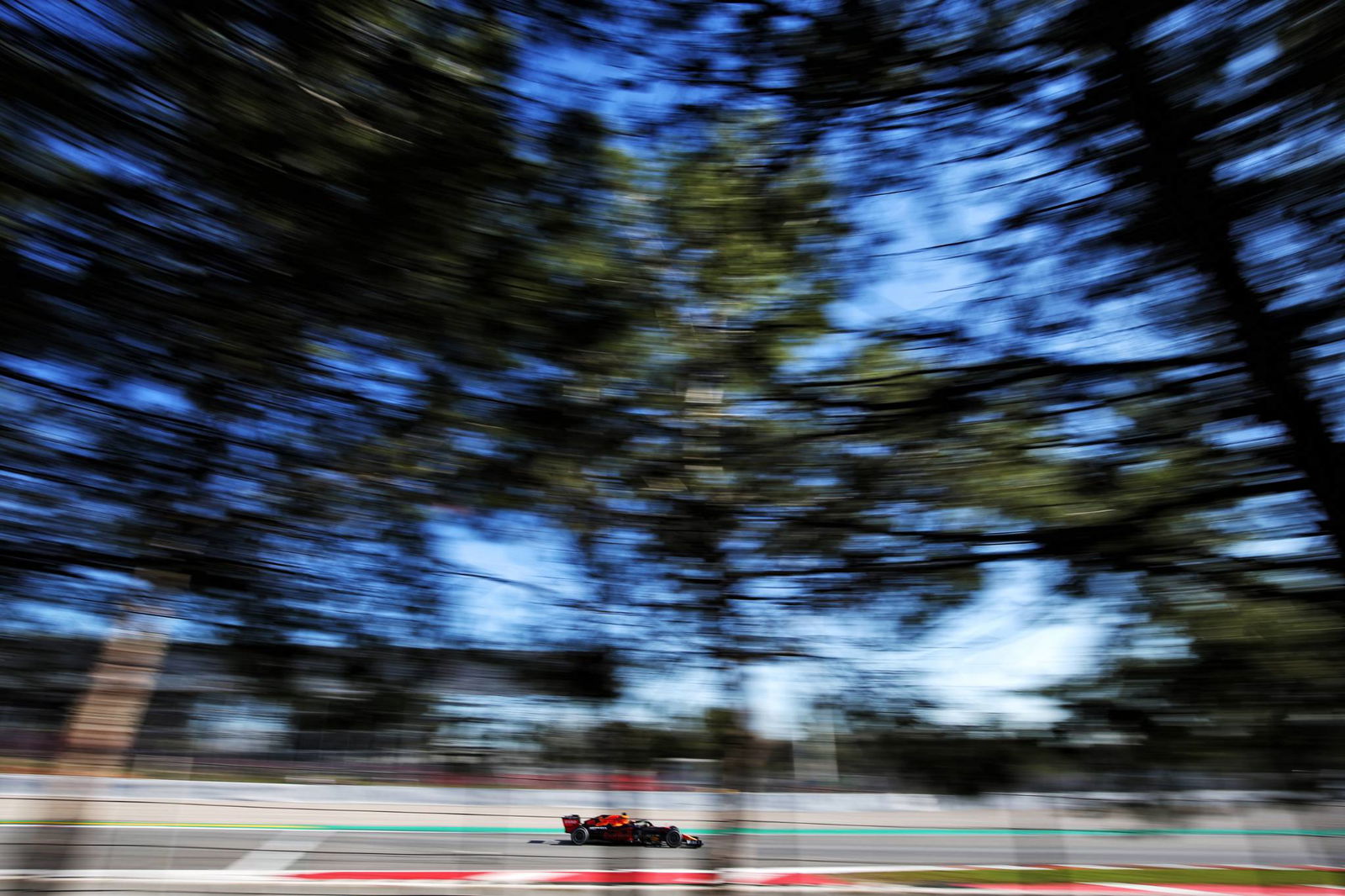 Ricciardo sends Renault top as F1 testing pace ramps up