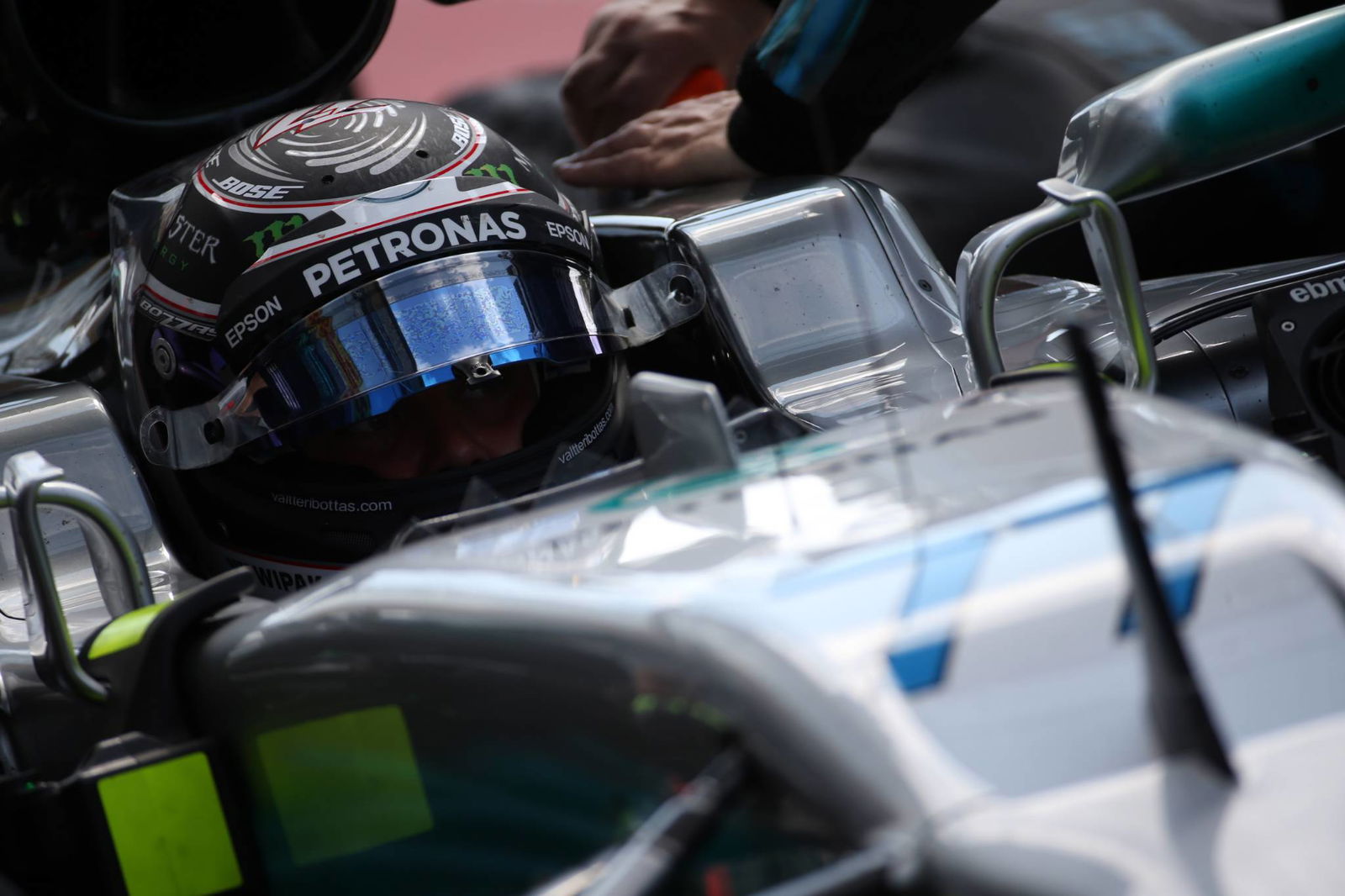 Valtteri Bottas secures Mercedes deal for 2018