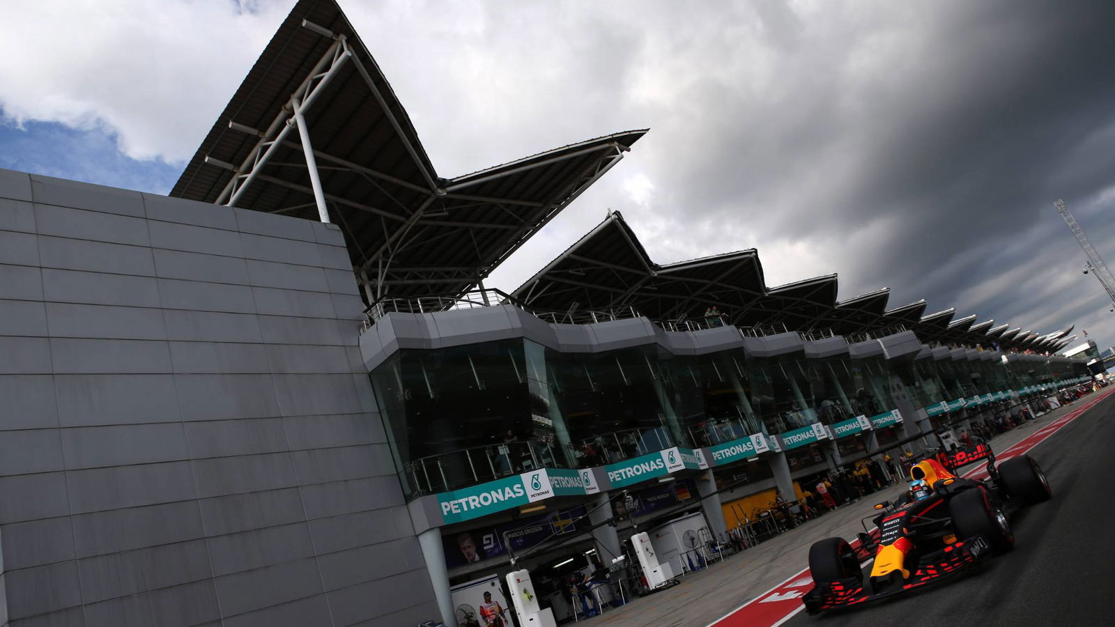 Ricciardo gave Verstappen 'half a tenth' for 20th birthday in Malaysia qualifying