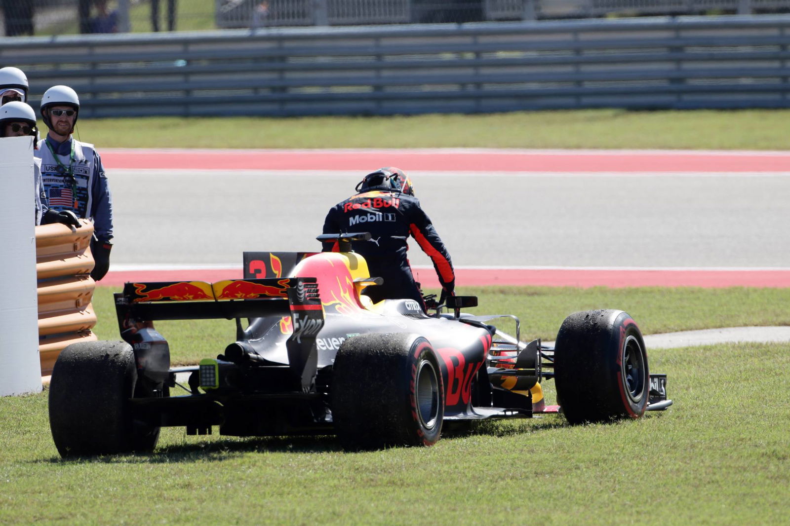 Hamilton not thinking of numbers game despite strong title odds