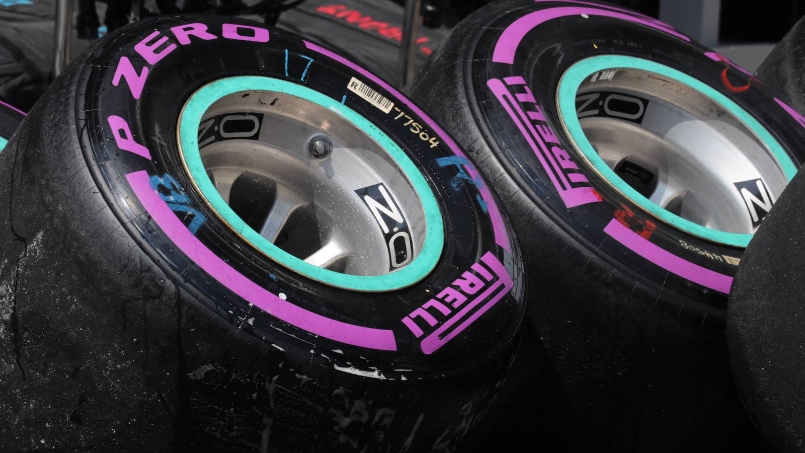 Pirelli adds super-hard, hyper-soft tyres to 2018 F1 range