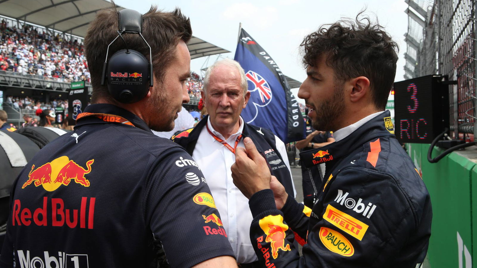 Red Bull waiting for 'right time' to open Ricciardo contract talks