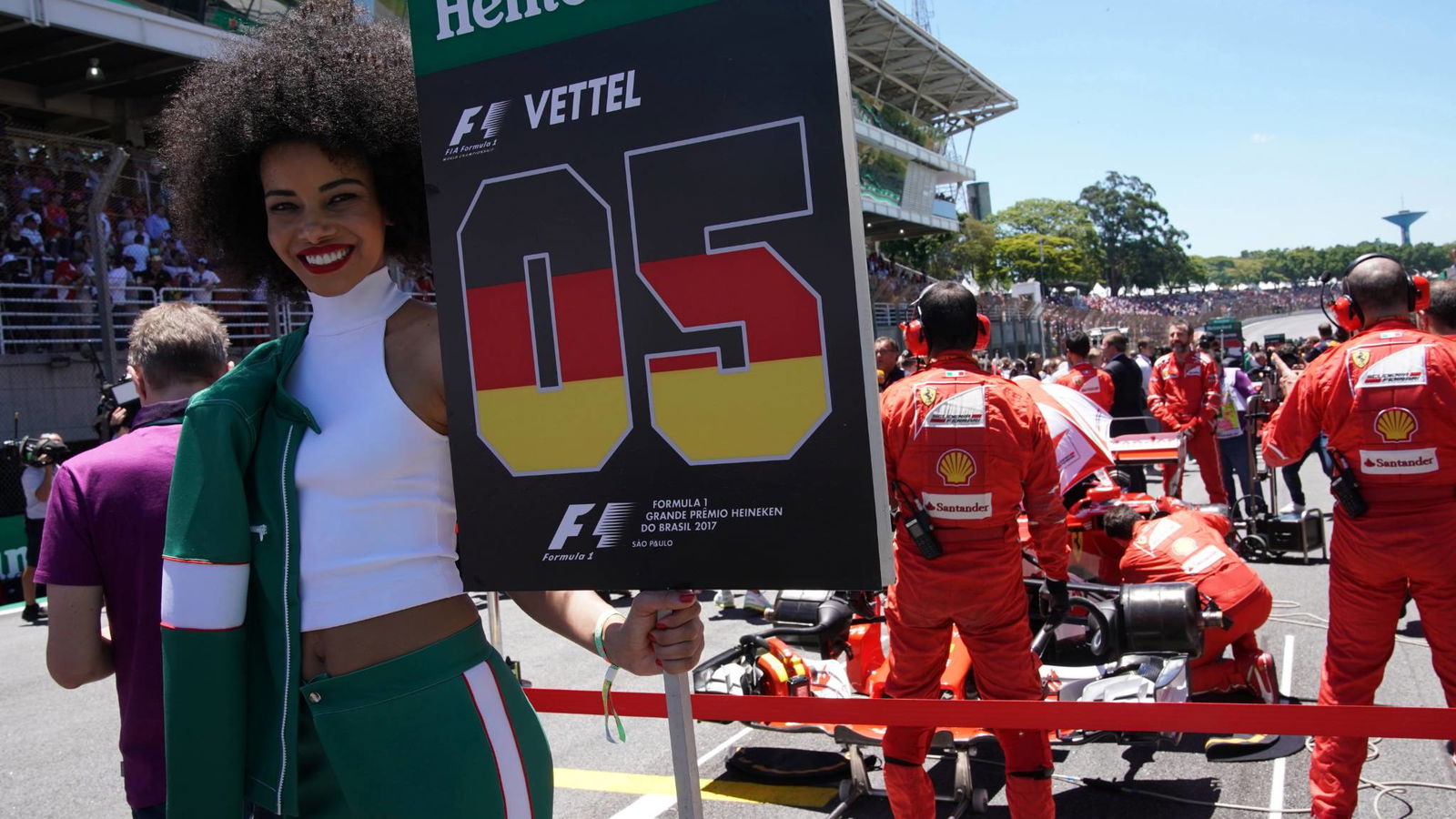 Use of grid girls in Formula 1 'under strong review'