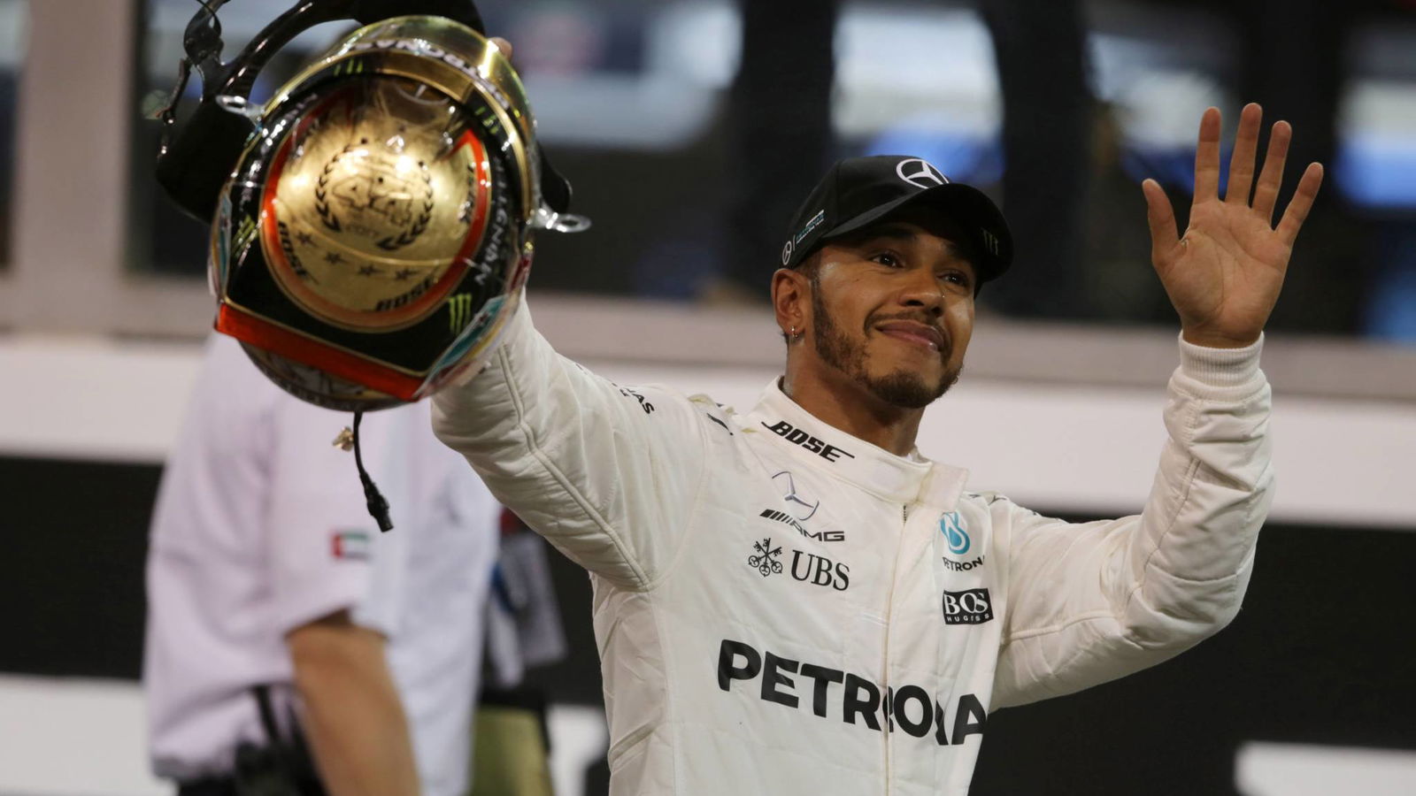 Hamilton hoping to sign new Mercedes F1 contract in the next month