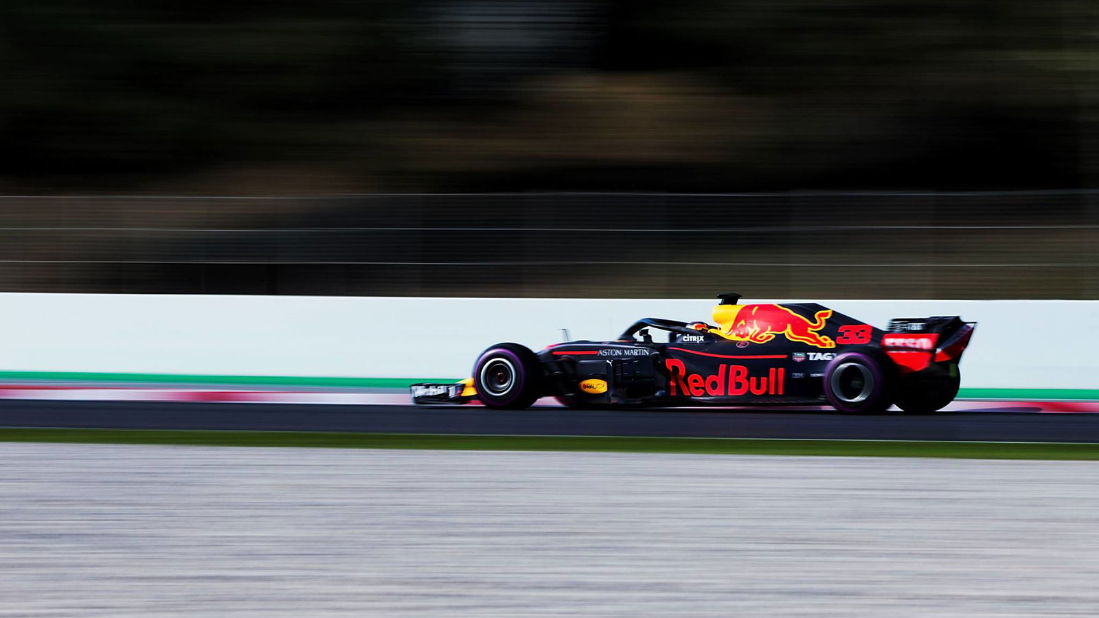 Verstappen shrugs off Red Bull battery issue