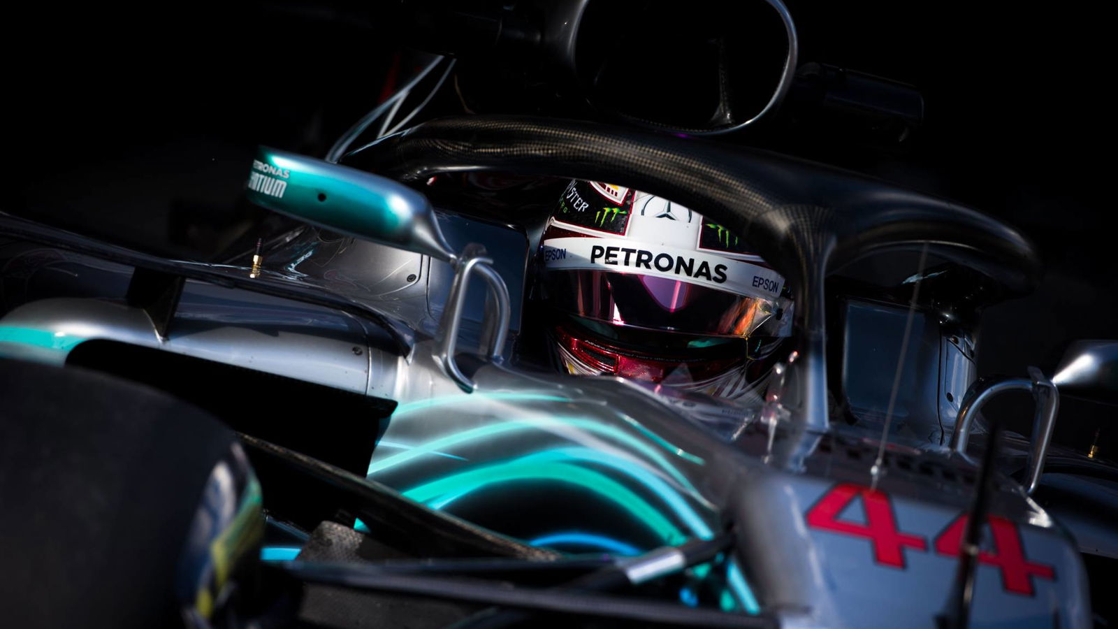 Hamilton berada di puncak FP1 Australia saat McLaren mengalami masalah