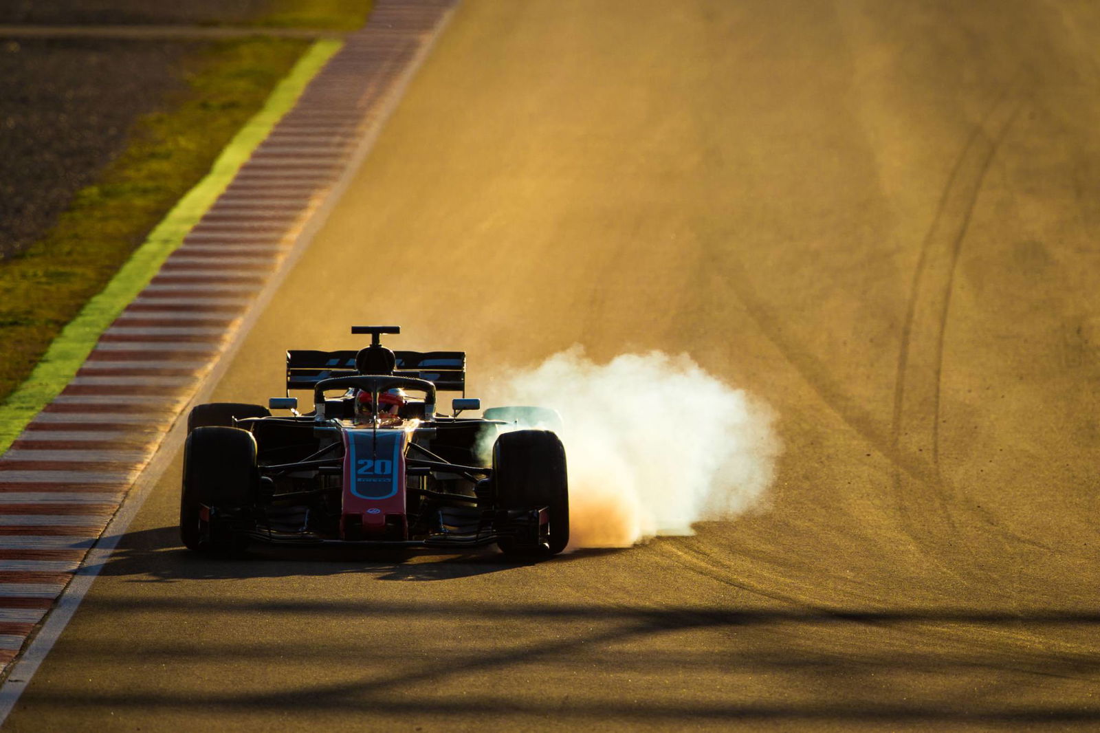 Hamilton: Mobil F1 Mercedes 2018 bukanlah diva