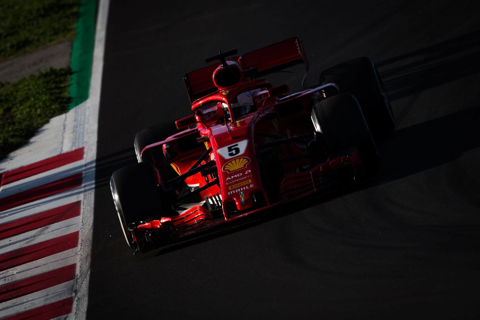 Ricciardo mencetak rekor lap baru saat McLaren menderita