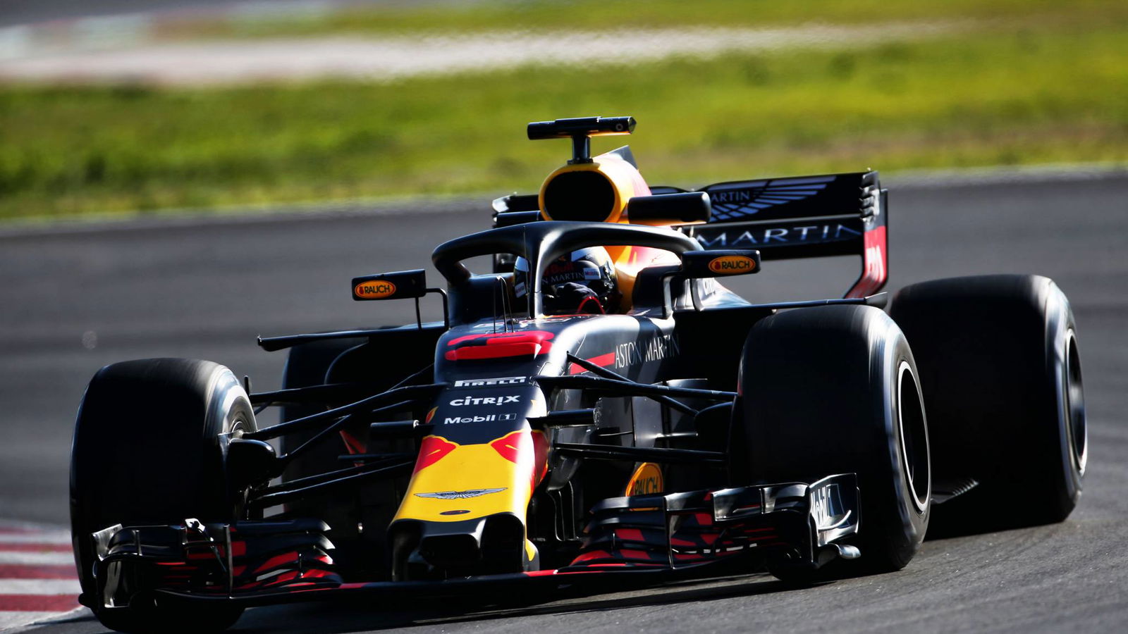 Ricciardo breaks track record as McLaren toil again