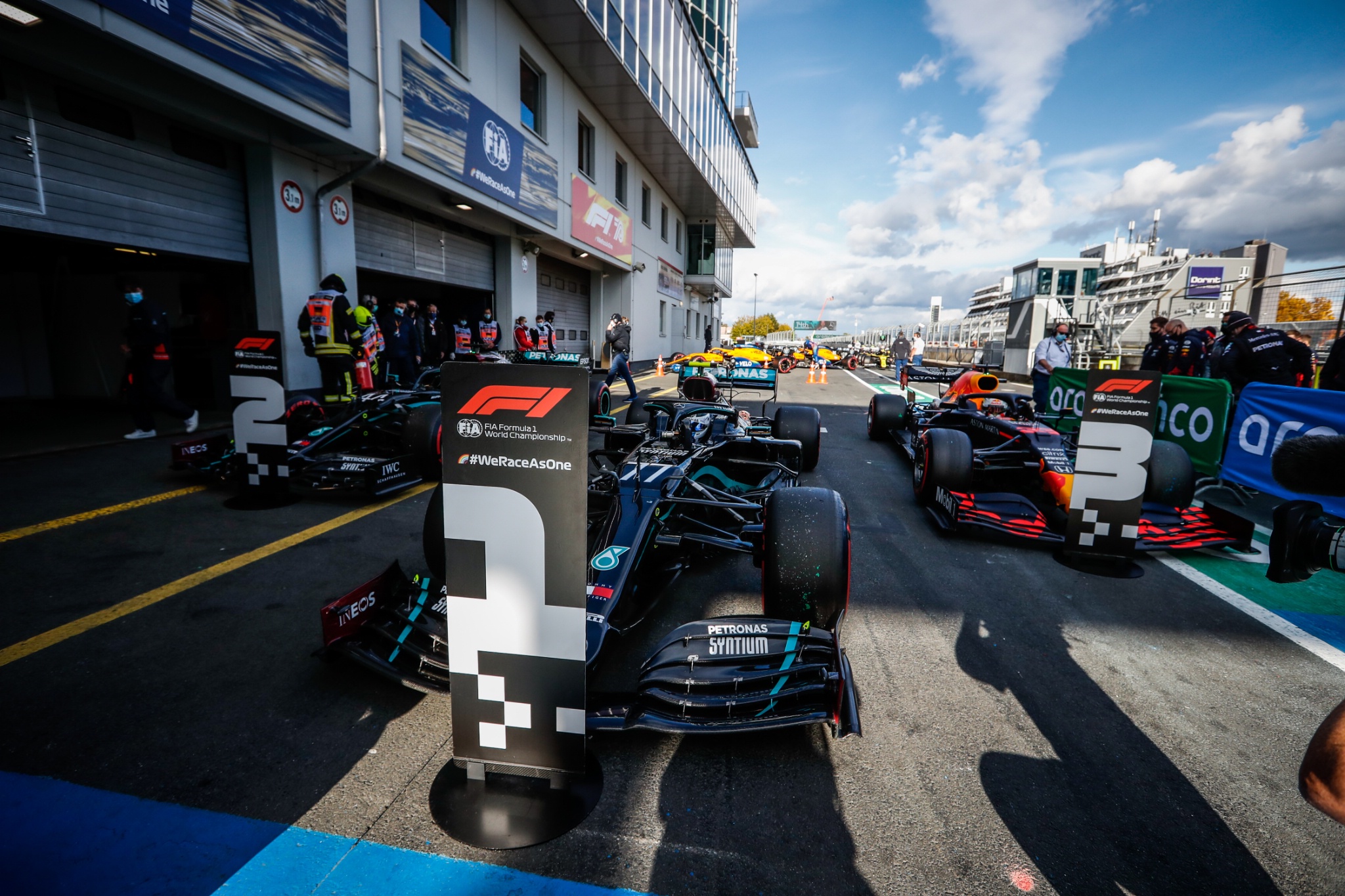 Pole sitter Valtteri Bottas (FIN) Mercedes AMG F1 W11 (Centre) in qualifying parc ferme with Lewis Hamilton (GBR) Mercedes AMG F1 W11 (Left) and Max Verstappen (NLD) Red Bull Racing RB16 (Right).