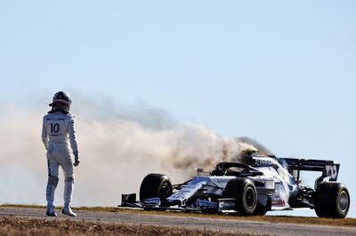 Pierre Gasly (FRA) watches his AlphaTauri AT01 on fire after stopping in the second practice session. 