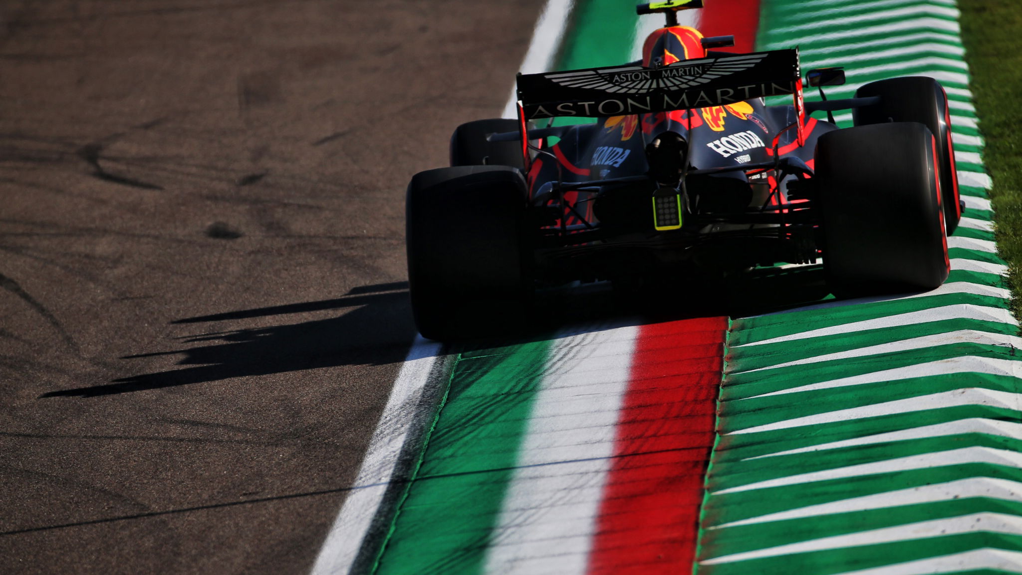 Alexander Albon (THA) Red Bull Racing RB16.