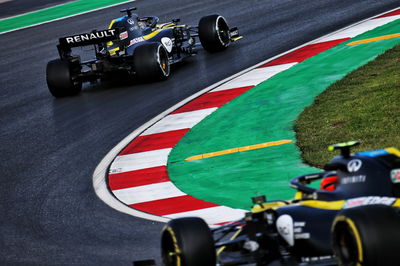 Daniel Ricciardo (AUS) Renault F1 Team RS20 leads team mate Esteban Ocon (FRA) Renault F1 Team RS20.