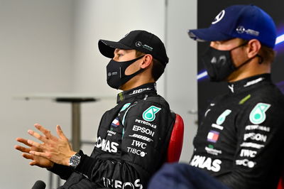 (L to R): George Russell (GBR) Mercedes AMG F1 dengan rekan setimnya Valtteri Bottas (FIN) Mercedes AMG F1 di konferensi pers pasca kualifikasi FIA.