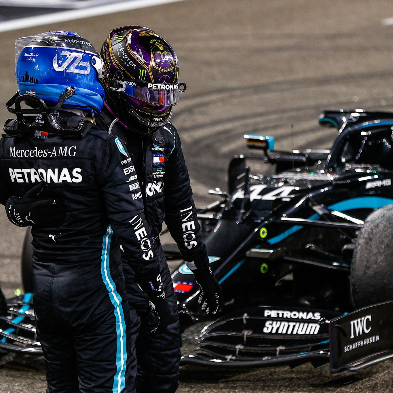Valtteri Bottas (FIN) Mercedes AMG F1 and Lewis Hamilton (GBR) Mercedes AMG F1 in parc ferme.