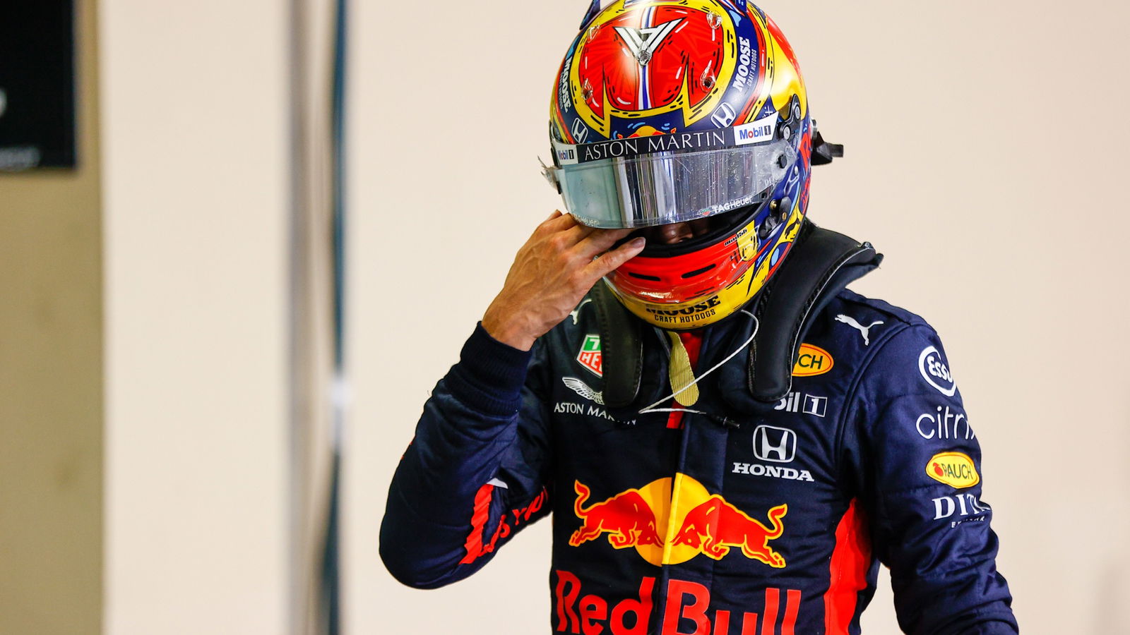 Alexander Albon (THA) Red Bull Racing in parc ferme.