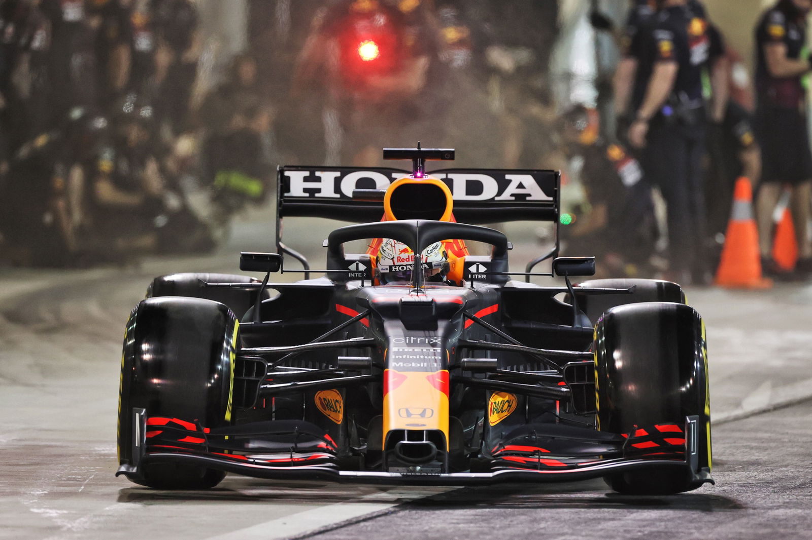 Max Verstappen (NLD) Red Bull Racing RB16B.