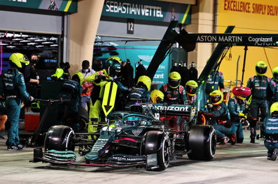 Lance Stroll (CDN) Aston Martin F1 Team AMR21 makes a pit stop.