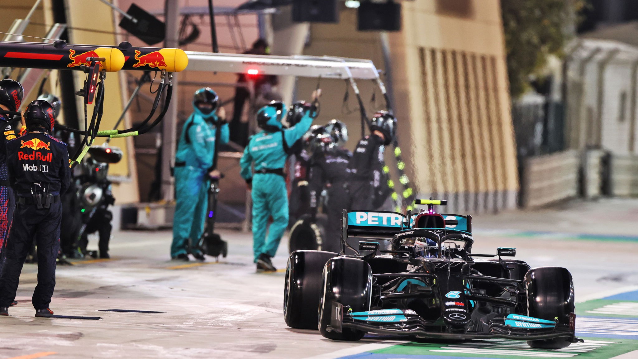 Valtteri Bottas (FIN) Mercedes AMG F1 W12 makes a pit stop.